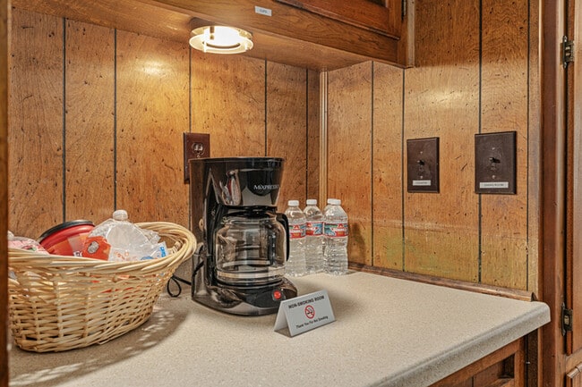 Building Photo - 112 Queenswood Dr