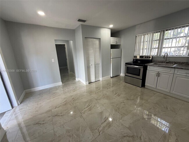 Building Photo - 7411 Juniper St