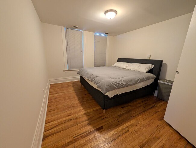 Building Photo - Wicker Park 2 BR, Prime Location, Fully Renovated