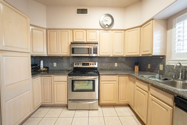 Building Photo - 7521 Country Club Dr