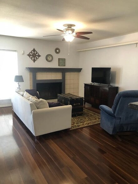 Primary Photo - 220 W Maya Dr