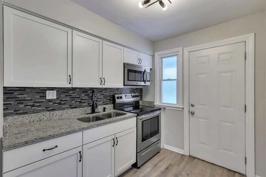 Building Photo - 354 N Roosevelt Ave