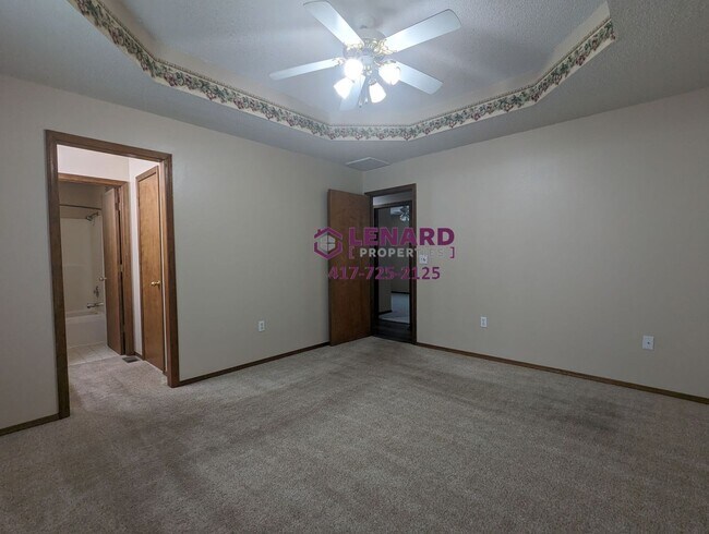 Building Photo - Spacious 3 Bedroom Home with Fenced Back Yard!