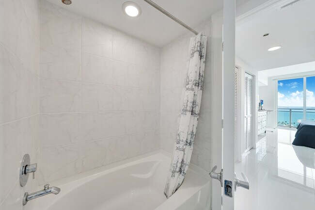 Building Photo - 950 Brickell Bay Dr