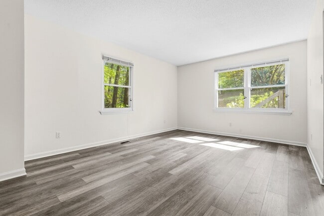 Building Photo - Fully Repainted 2be/1.5ba Duplex With Easy Access To The Highway
