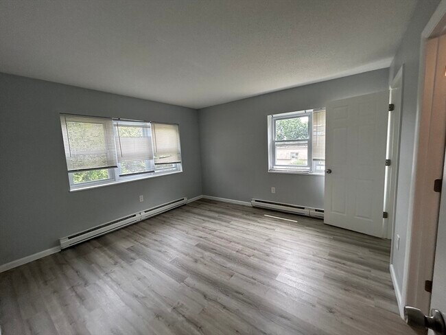 Building Photo - 32 Maple Crest Cir