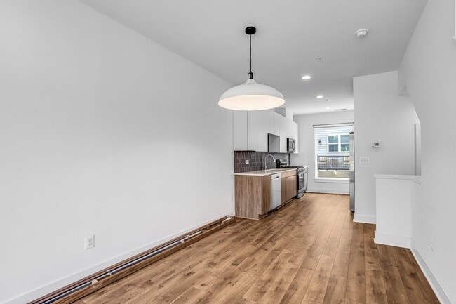 Building Photo - Spacious 4-level Home| 3 bedrooms + Garage parking!