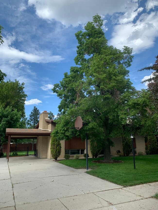 Building Photo - 851 E Newbold Cir