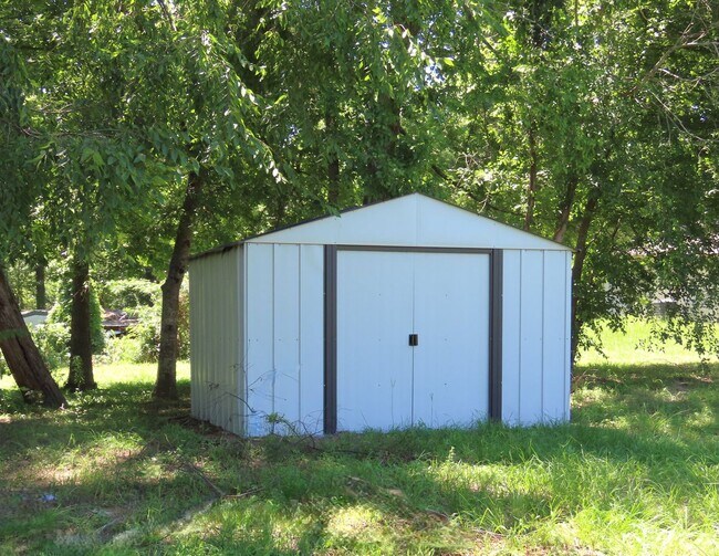 Building Photo - 10074 Wooded Way