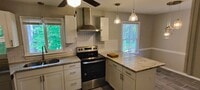 Building Photo - Renovated, Spacious Split Foyer homme