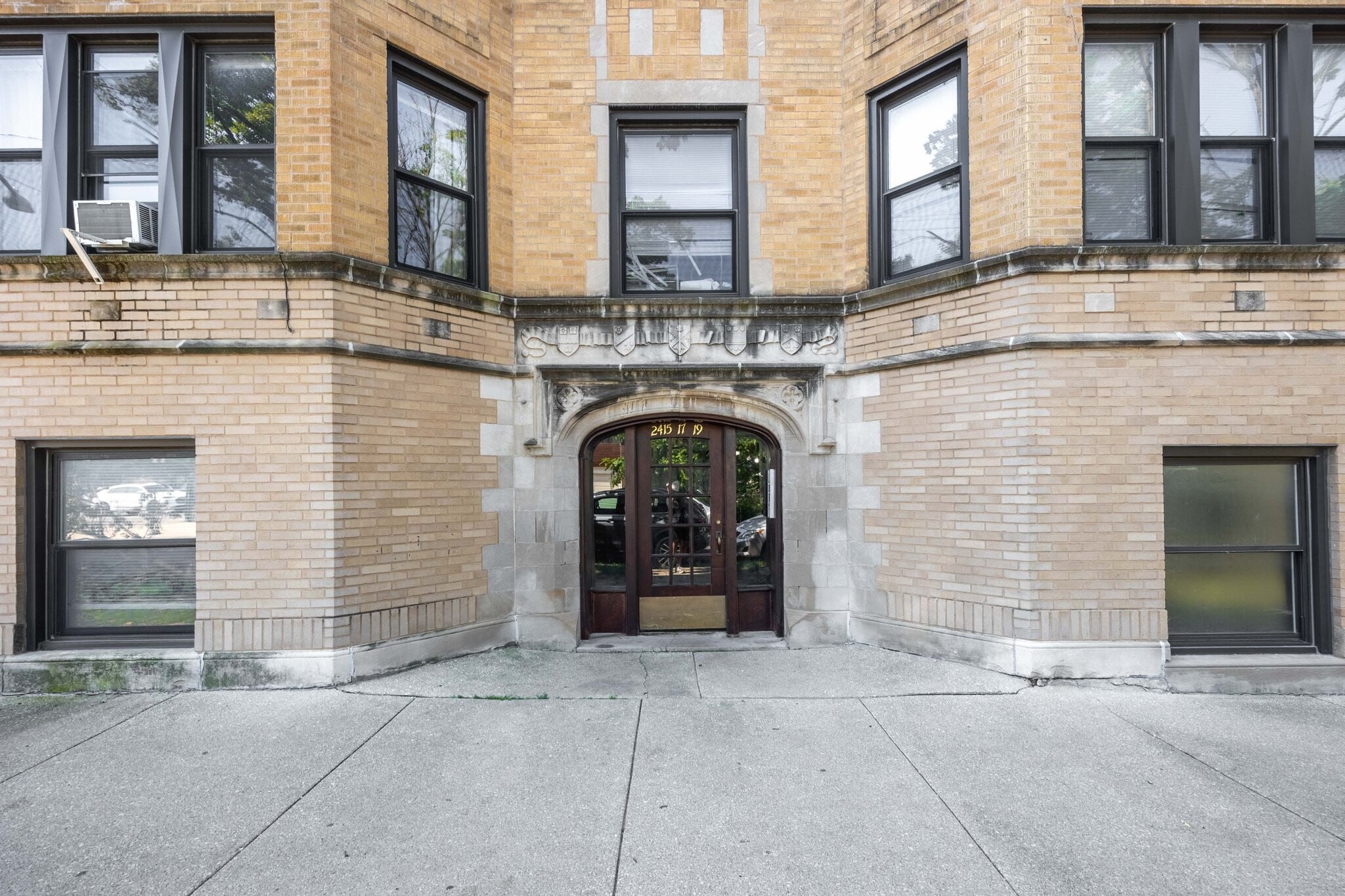 Building Photo - 2415 W Sunnyside Ave