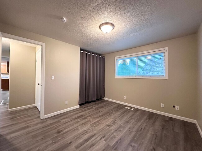 Building Photo - Single Family Home in Beaverton, OR 6 Beds 3 Baths w/ Double Car Garage!