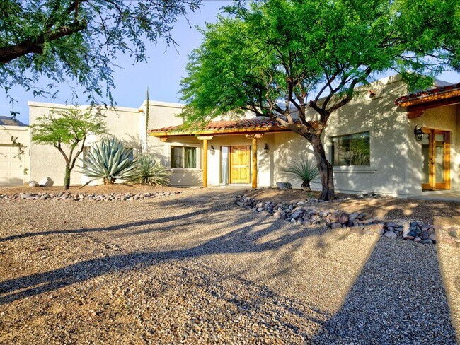 Building Photo - 4 Bedroom 4 Bathroom