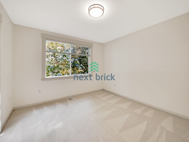 Building Photo - 4 bedroom, 2.5 Bathroom, 3 car garage Craftsman style home in Bellevue, WA