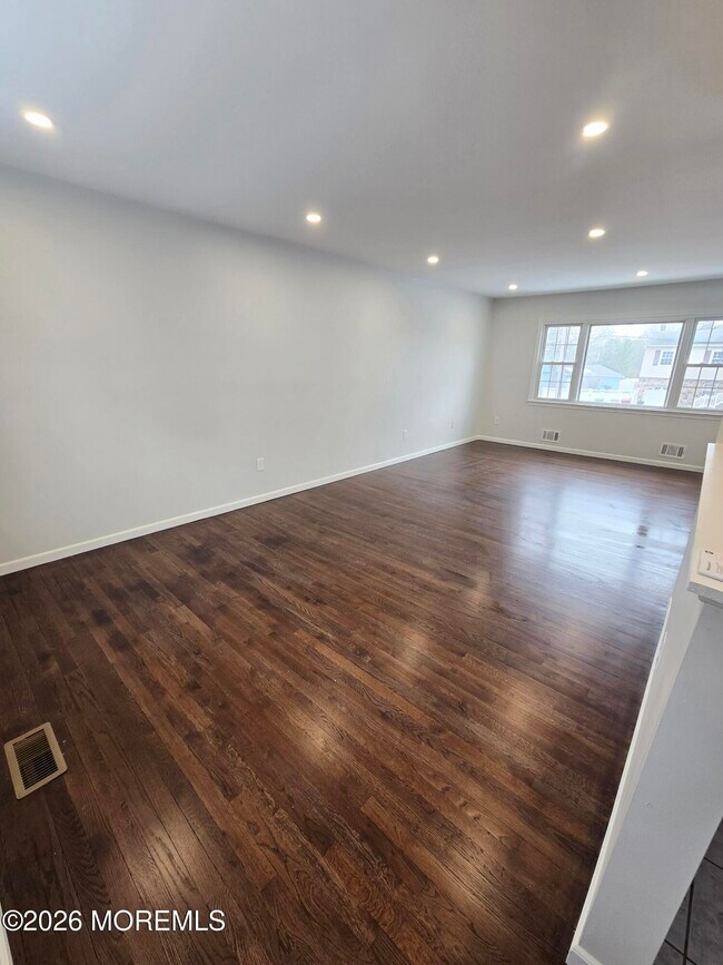 Building Photo - 240 Mill Creek Dr