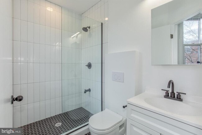 Building Photo - 745 Kenyon St NW