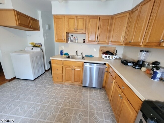 Building Photo - 555 Clifton Ave