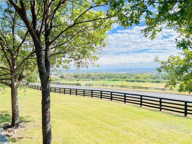 Building Photo - 1707 Clubhouse Hill Dr