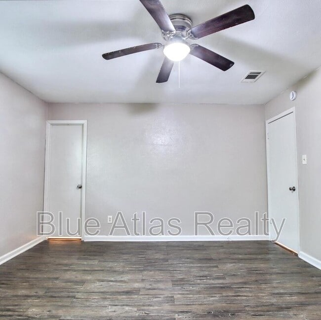 Building Photo - 3901 Royal Crest Dr