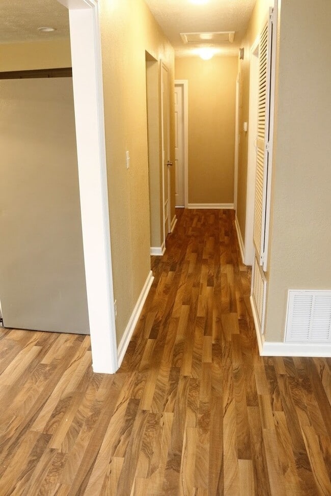 Building Photo - 1600 Mazor Dr