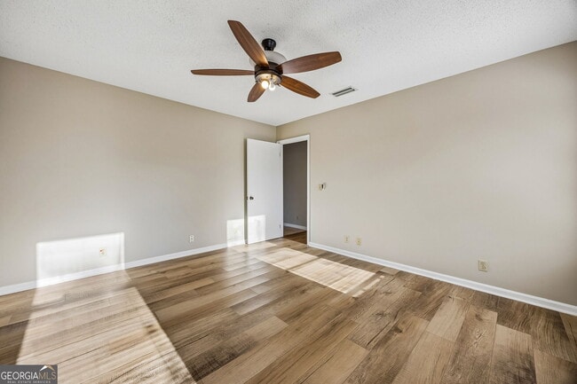 Building Photo - 132 N Woodvalley Dr