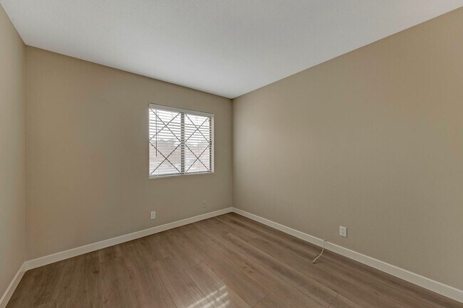 Building Photo - 3158 Laurel Ave
