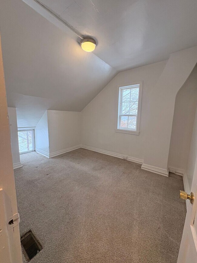 Building Photo - 3 Bedroom Apartment in the West End of York City