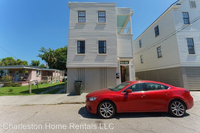 Building Photo - 28 Aiken St