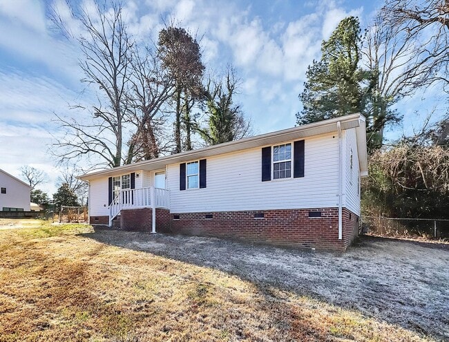 Building Photo - Newly renovated home - 3 Bed/2 Bath