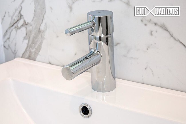 Building Photo - 213 Columbia St