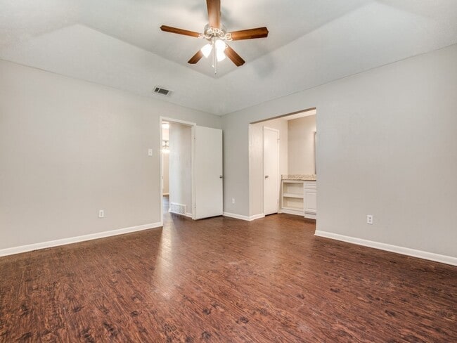 Building Photo - 2025 Cedar Valley Ln