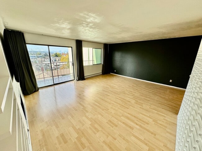 Building Photo - Lovely Fremont 2 Bedroom - Stellar Location! AVAILABLE 8/10/2026!