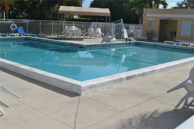 Building Photo - 491 Racquet Club Rd