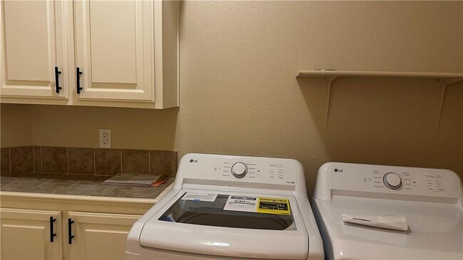 Building Photo - 2005 SW Pinoak Ave