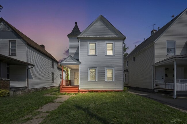 Primary Photo - Spacious 5 Bedroom - Vouchers Accepted