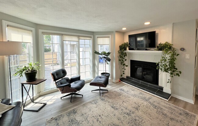 Building Photo - 4 Day St