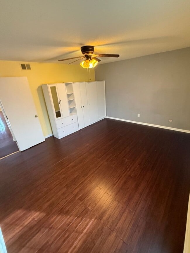 Building Photo - Fantastic Centrally Located Condo