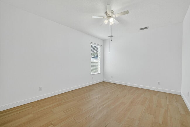 Building Photo - 341 SW Kestor Dr