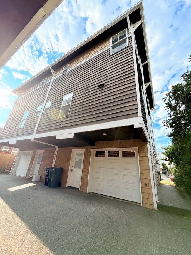 Building Photo - Lovely Ballard Townhome - Exceptional Location! AVAILABLE NOW!