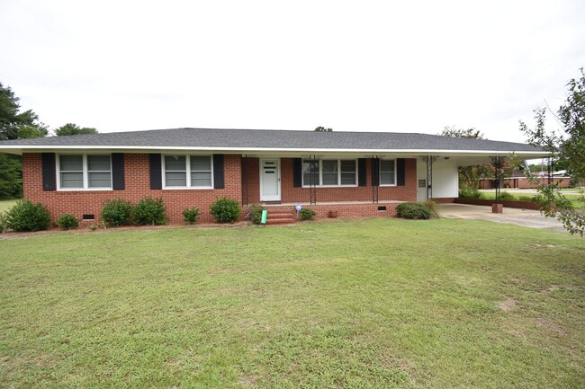 Building Photo - 4 Bedroom and 3 Bath Home- Vander