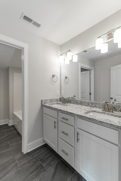 Building Photo - 4688 Heiskell Dr