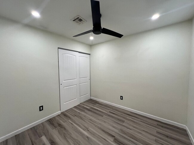 Building Photo - NICE 2 BEDROOM TOWNHOME!