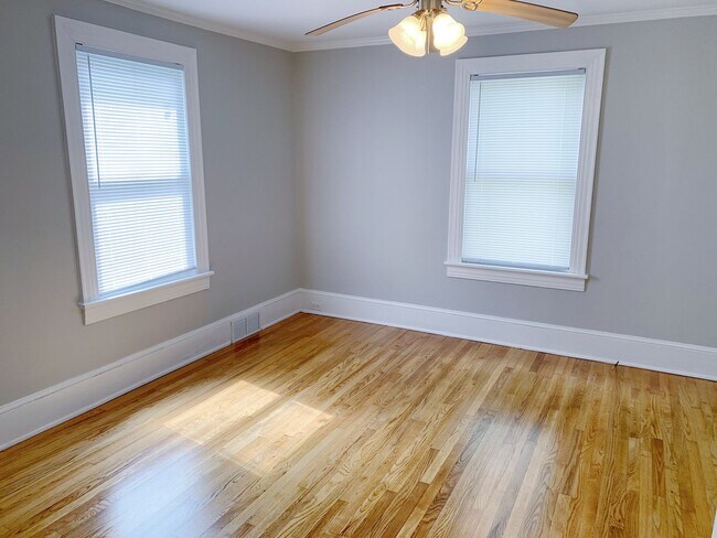 Building Photo - 3 Bed 2 Baths Grid home with fenced backya...