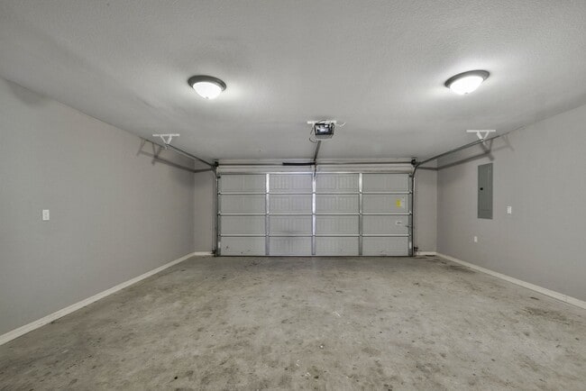 Building Photo - Beautiful 3 bed / 3.5 bath duplex with two car garage - Minutes from U of A!