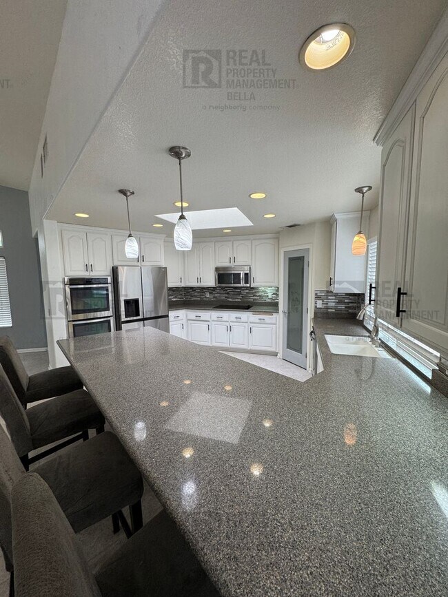 Building Photo - $750 MOVE-IN SPECIAL DISCOUNT AVAILABLE! Luxury Living Awaits: Stunning 4-Bedroom Cul-de-Sac Retr...