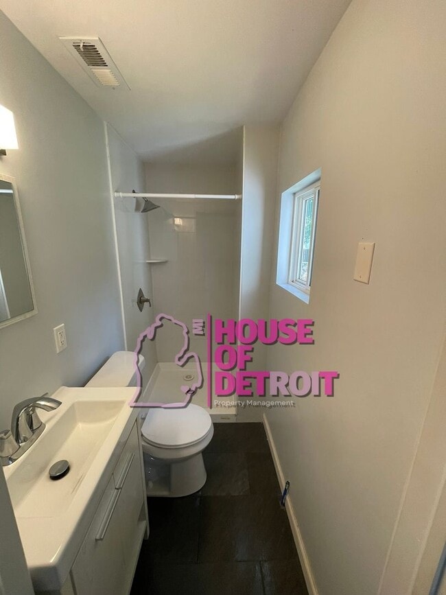 Building Photo - 3 BEDROOM | 2 BATH | FREE PRE SCREEN