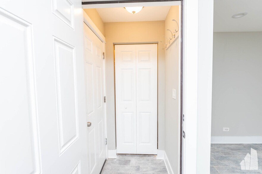 Building Photo - 2437 N Ashland Ave