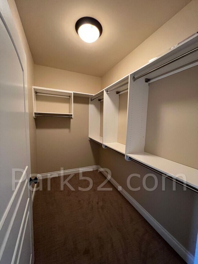 Building Photo - 1 Bed 1.5 Bath Theater District Condo + Amenities