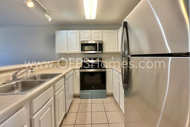 Building Photo - AVAILABLE NOW - Fort Walton Beach townhome!