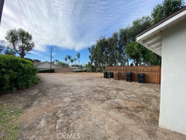 Building Photo - 926 W Valencia Mesa Dr